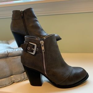GUESS GRAY ANKLE BOOTS